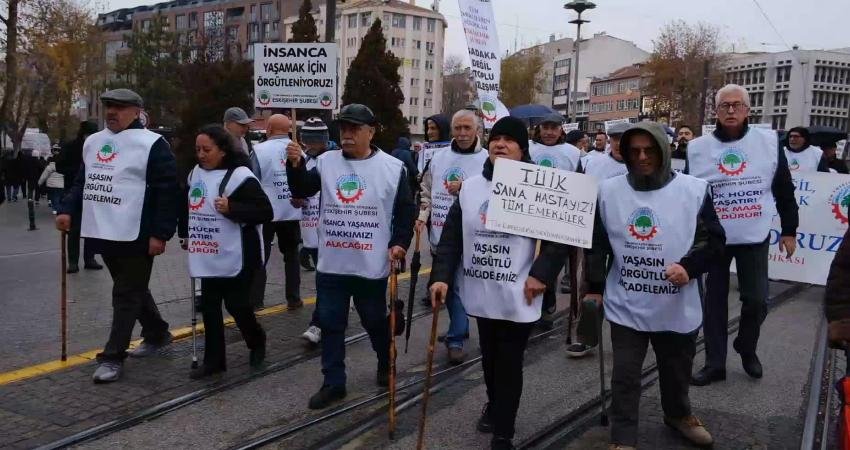 Eskişehir’de emekliler bastonlarıyla Köprübaşı'ndan Hamamyolu Caddesi’ne yürüdü. Yağmur altında yürüyen