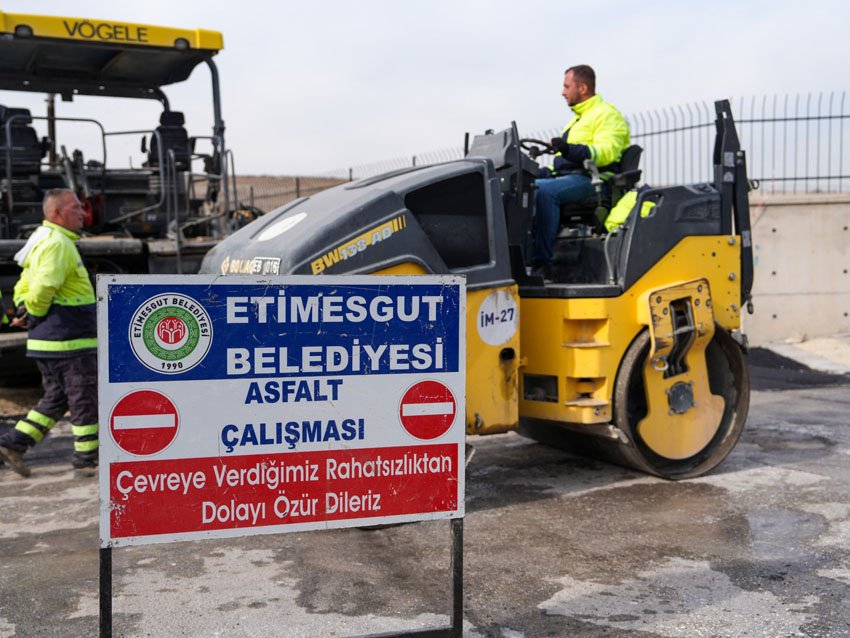 Etimesgut Belediyesi, ilçe genelindeki yol iyileştirme çalışmalarını kesintisiz sürdürüyor. Ayyıldız