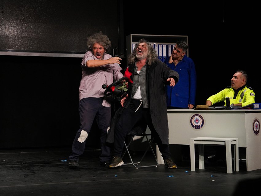 Etimesgut Belediyesi Emekli Tiyatrosu, ilk sezonunda gördüğü yoğun ilginin ardından,