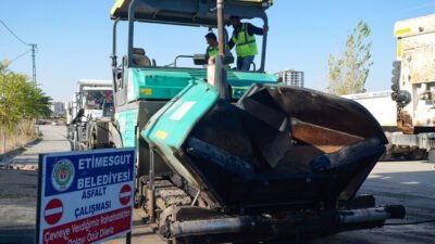 Etimesgut Belediyesi, ilçe genelinde sürdürdüğü asfalt ve yol iyileştirme çalışmalarına