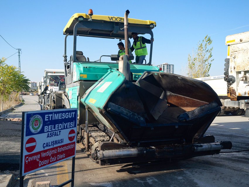Etimesgut Belediyesi, ilçe genelinde sürdürdüğü asfalt ve yol iyileştirme çalışmalarına