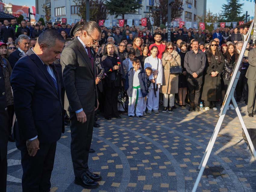 Etimesgut’ta Atatürk saygı ve minnetle anıldı Türkiye Cumhuriyeti’nin kurucusu, Büyük Önder Gazi Mustafa Kemal Atatürk, ebediyete