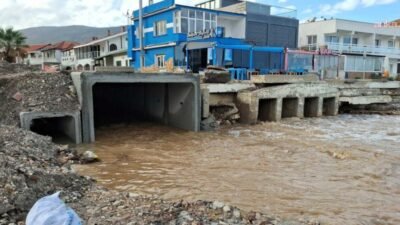 İzmir'de dün akşam saatlerinden itibaren başlayan yağışlar, Karaburun, Foça, Çeşme