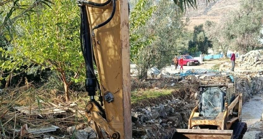 Foça’da rekor yağış sonrası dere temizliği ve alt yapı çalışmaları hız kazandı İZSU Genel Müdürlüğü, son günlerde aşırı yağışların sel ve su
