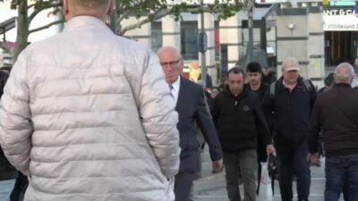 Gıda ürünlerine gelen zamlar nedeniyle sağlıklı beslenemediklerini söyleyen vatandaşlar, dışarıda