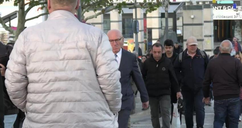 Gıda ürünlerine gelen zamlar nedeniyle sağlıklı beslenemediklerini söyleyen vatandaşlar, dışarıda