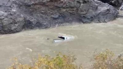 Hakkari’de etkili olan kar yağışının ardından dağ yamacından kopan kayalardan