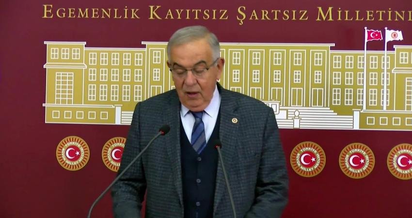 Demokrat Parti (DP) İzmir Milletvekili Haydar Altıntaş, Balıkesir Sındırgı'nın genel hayata