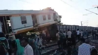 Hindistan'ın orta kesiminde bir yolcu treninin, yük trenine arkadan çarpması