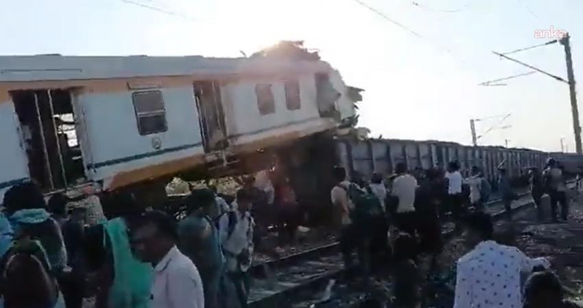 Hindistan’da iki trenin çarpışması sonucu 11 kişi öldü Hindistan'ın orta kesiminde bir yolcu treninin, yük trenine arkadan çarpması