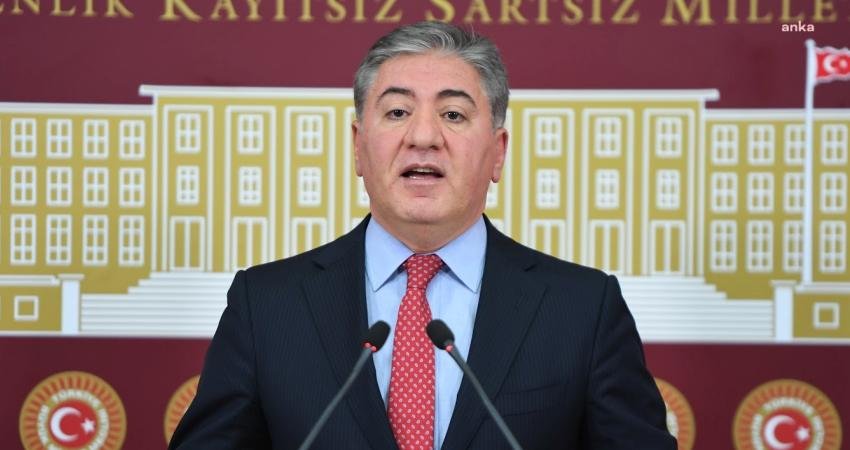 Murat Emir: Savcı, Erdoğan’ın sözlerini iddianameye yerleştirerek, rakibini tutuklatmaya çalışan Erdoğan’ın siyasi metnini yargı kılıfına sokmuş CHP Grupbaşkanvekili Murat Emir, İBB soruşturması iddianamesine ilişkin yaptığı açıklamada,