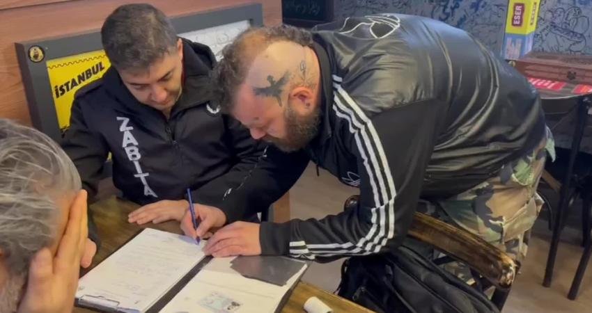 İnan Güney: Bu insanlık dışı eylemi gerçekleştiren şahsın en ağır cezayı almasını diliyorum Beyoğlu’nda iş yerindeki çalışanını darbederek tehdit eden sosyal medya fenomeni