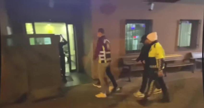 İstanbul Sancaktepe’te trafikte motosiklet sürücüsüne saldıran iki kişi yakalandı İçişleri Bakanı Ali Yerlikaya, İstanbul’un Sancaktepe ilçesinde, ters yönden gelerek