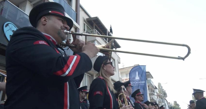 İZmar’ın 13. şubesi Buca’da açıldı… İzmir Büyükşehir Belediye Başkanı Tugay: “İZmar, İzmir’in üreteniyle tüketeni arasında bir güven köprüsü” İzmir Büyükşehir Belediyesi'nin, vatandaşların uygun fiyatlı temel gıdaya erişimini kolaylaştırmak