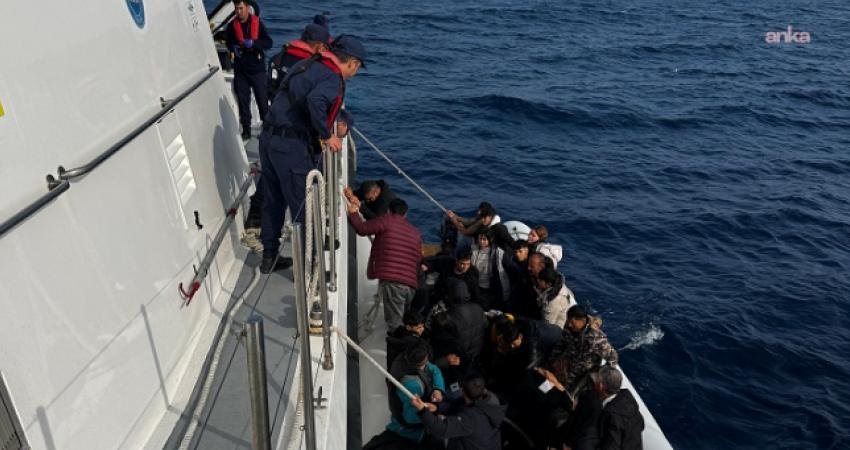 İzmir'in Seferihisar ilçesi açıklarında motor arızası nedeniyle sürüklenen lastik bottaki