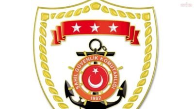 Karaburun açıklarında su alarak batma tehlikesi geçiren lastik bottaki 17