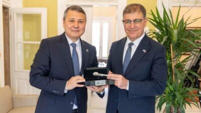 İzmir Büyükşehir Belediye Başkanı Cemil Tugay, Kazakistan heyetini Büyükşehir Belediyesi