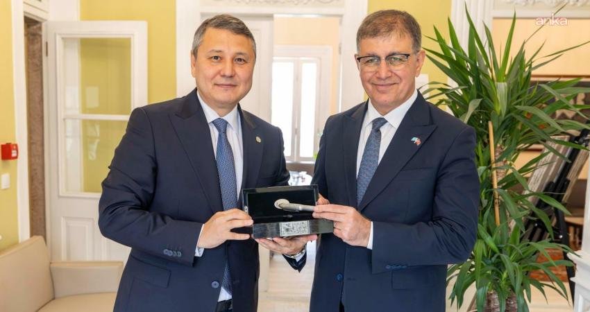 İzmir Büyükşehir Belediye Başkanı Cemil Tugay, Kazakistan heyetini Büyükşehir Belediyesi