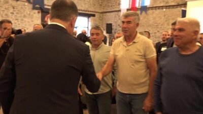 İzmir Büyükşehir Belediye Başkanı Cemil Tugay, su ürünleri sektörünün temsilcileriyle