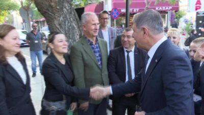 İzmir Büyükşehir Belediye Başkanı Cemil Tugay, Güzelbahçeli muhtarlarla bir araya