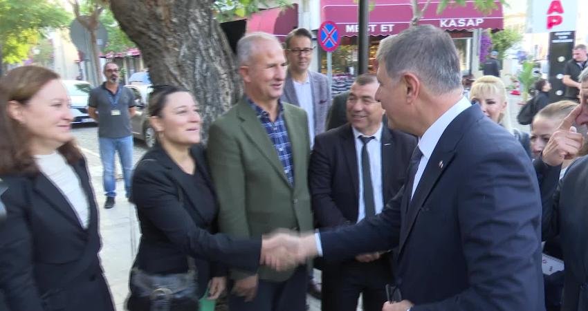 İzmir Büyükşehir Belediye Başkanı Cemil Tugay, Güzelbahçeli muhtarlarla bir araya