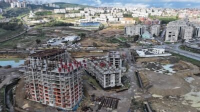 İzmir Büyükşehir Belediyesi, kentsel dönüşüm alanlarında işlerin gecikmesine neden olan, uzlaşmadan