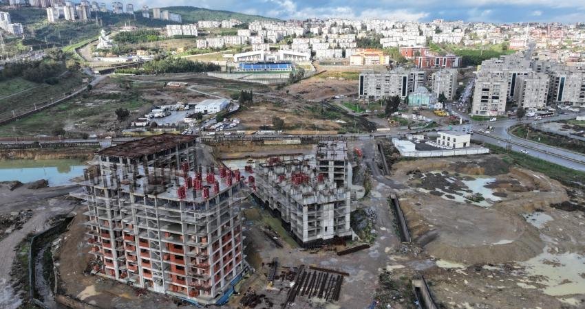 İzmir Büyükşehir Belediyesi, kentsel dönüşüm alanlarında işlerin gecikmesine neden olan, uzlaşmadan