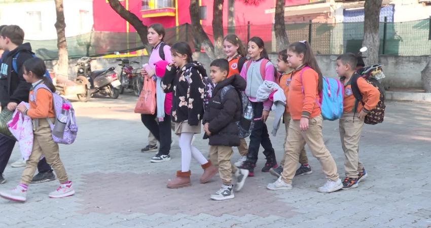 İzmir Büyükşehir Belediyesi’nden 79 köye ücretsiz internet İzmir Büyükşehir Belediyesi, dijital eşitsizliği azaltmak ve herkesin bilgiye erişimini