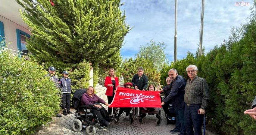 İzmir Büyükşehir Belediyesi’nden bir “Kırmızı Bayrak” daha İzmir Büyükşehir Belediyesi, engellilerin erişimine uygunluğu sebebiyle Çeşme Belediyesi’nin Alaçatı