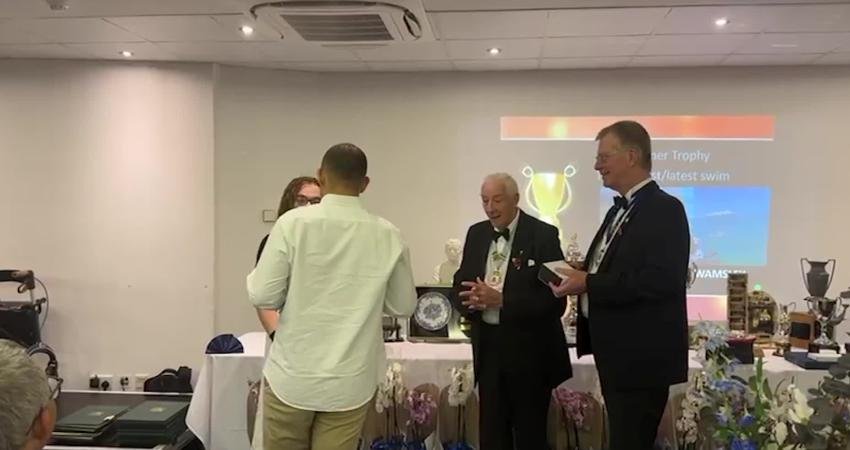 Manş Denizi’ni yüzerek geçen İzmir Büyükşehir Belediyesporlu yüzücü Tuna Tunca,