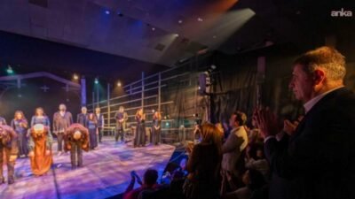 İzmir Büyükşehir Belediye Başkanı Cemil Tugay eşi Öznur Tugay ile