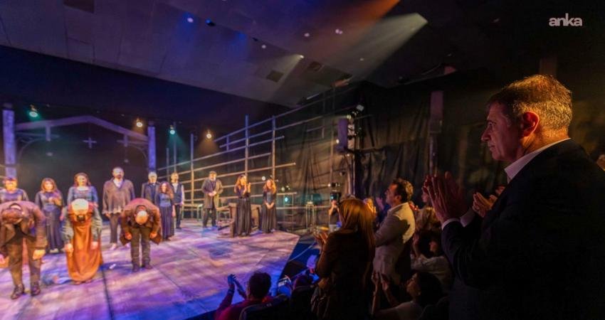 İzmir Şehir Tiyatroları’ndan Cadı Kazanı için görkemli prömiyer İzmir Büyükşehir Belediye Başkanı Cemil Tugay eşi Öznur Tugay ile