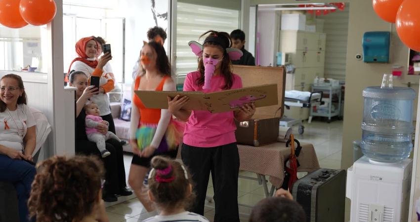 İzmir Büyükşehir Belediyesi Şehir Tiyatroları’nın (İzBBŞT) “Sanat İyileştirir” projesi kapsamında