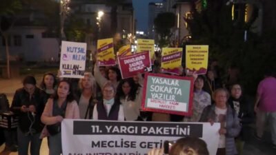 İzmir Kadın Platformu, 11. Yargı Paketi düzenlemesine karşı eylem yaptı.