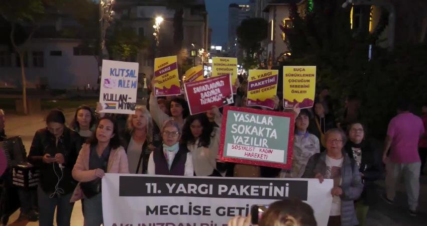 İzmir Kadın Platformu, 11. Yargı Paketi düzenlemesine karşı eylem yaptı.