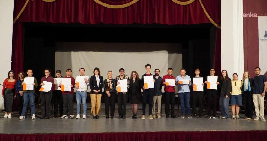 İzmir’de iş hayatına hazırlanan nöroçeşitli gençlerin mezuniyet sevinci İzmir Büyükşehir Belediyesi’nin nöroçeşitli gençleri iş hayatına hazırlayan İş için