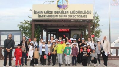 İzmir Büyükşehir Belediyesi, öğrencilerin dil becerilerini geliştirmek amacıyla yaptığı çalışmaları