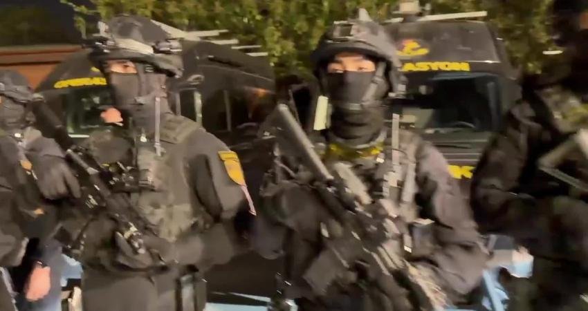 İzmir'de "Saraçlar" suç örgütüne yönelik düzenlenen operasyonda gözaltına alınan 23