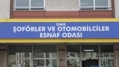 İzmir Şoförler ve Otomobilciler Esnaf Odası önünde toplanan taksi esnafı,