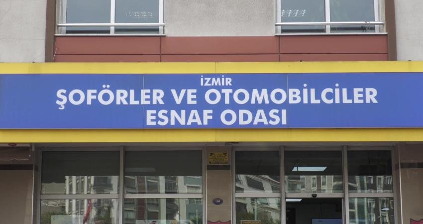 İzmir Şoförler ve Otomobilciler Esnaf Odası önünde toplanan taksi esnafı,