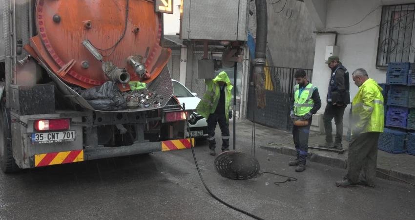 İzmir’de yağış seferberliği: 750 personel, 210 araç ve 24 saat nöbet sistemi İzmir Büyükşehir Belediyesi İZSU Genel Müdürlüğü, Meteoroloji Genel Müdürlüğü’nün kuvvetli