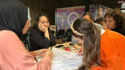 İzmirli kadınlar, İzmir Büyükşehir Belediyesi Dijital Gençlik Merkezi'nde düzenlenen üç