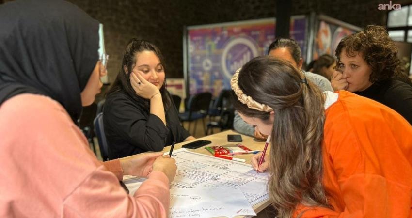 İzmirli kadınlar, İzmir Büyükşehir Belediyesi Dijital Gençlik Merkezi'nde düzenlenen üç