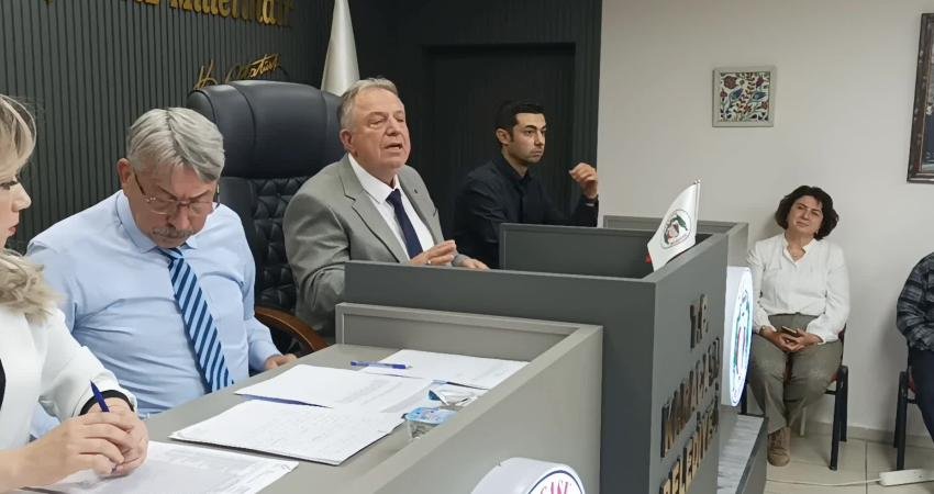 Karacasu Belediye Meclisi’nde eski başkanın 100 tonluk akaryakıt alım sözleşmesine tepki: “Belediyeyi niye bağlıyor? Zeki İnal, oluşan yüklü zararı cebinden ödesin” Aydın’ın Karacasu ilçesinin MHP'li eski Belediye Başkanı Zeki İnal'ın bir