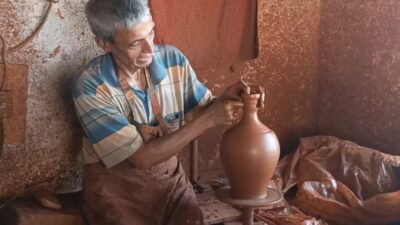 Aydın'ın Karacasu ilçesinde 45 yıldır çömlekçilik yapan Yusuf Ekiz, mesleğin