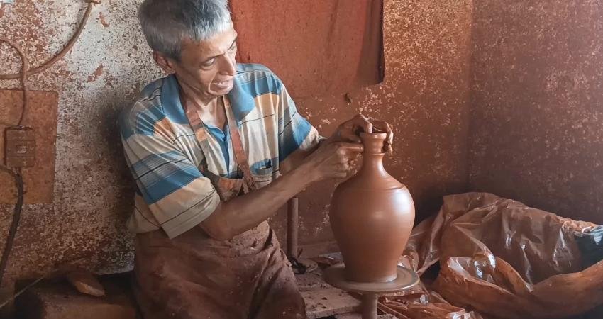 Aydın'ın Karacasu ilçesinde 45 yıldır çömlekçilik yapan Yusuf Ekiz, mesleğin