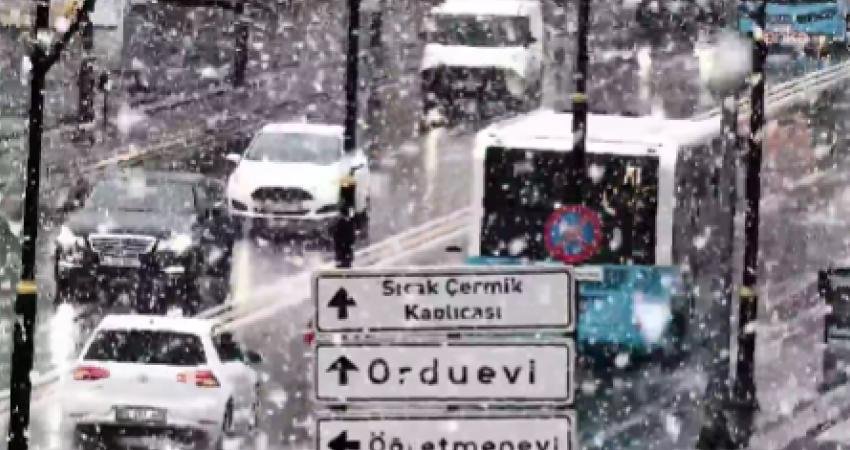 Karayolları Genel Müdürlüğü, Sivas’ta bazı yolların ulaşıma kapandığını duyurdu Karayolları Genel Müdürlüğü, Sivas'ta etkili olan yoğun kar yağışı ve