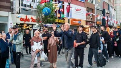 Karşıyaka Belediyesi, Hergele Meydanı’na kurduğu basketbol potasıyla vatandaşları spora ve