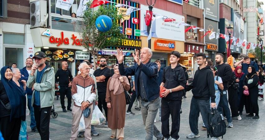 Karşıyaka Belediyesi, Hergele Meydanı’na kurduğu basketbol potasıyla vatandaşları spora ve