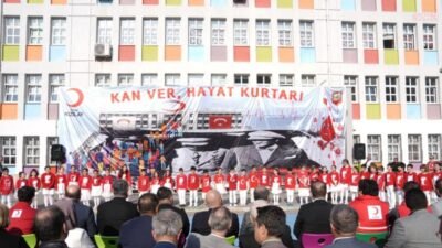 Kartal’da Kızılay Haftası, minik öğrencilerin gösterileriyle kutlandı. Kartal Belediyesi ve